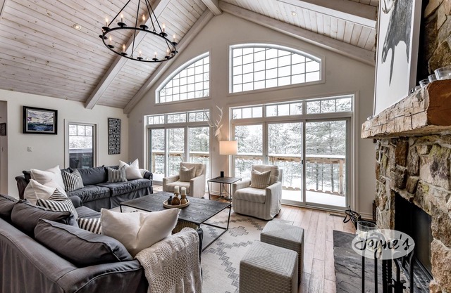 Stunning 5 bed 3 bath cottage on Lake of Bays! SW Exposure! Volleyball Court!