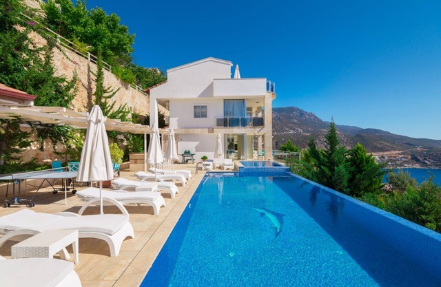 Stunning 5 Bedroom Luxury Villa with Large Infinity Pool & Splendid Sea Views