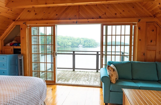 Stunning 5bdrm 3bath cottage with Bunkie and Boathouse! South exposure!