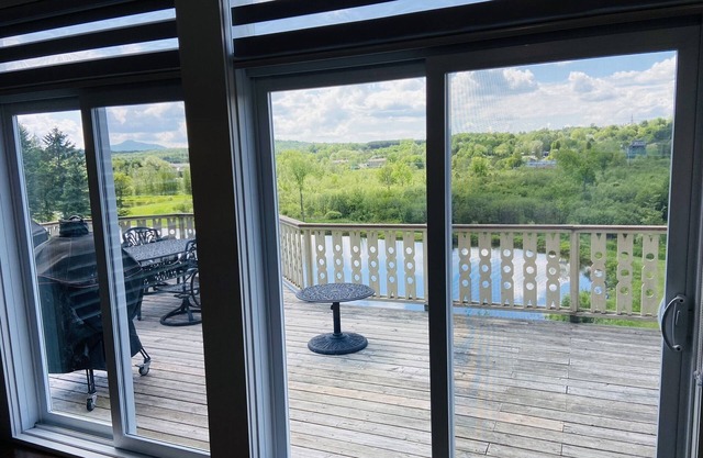 Stunning 5bdroom cottage with lake!