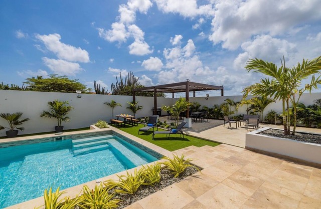 Stunning 6-Bedroom Villa in Aruba