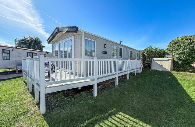 Stunning 6 berth caravan with decking at Cherry Tree Park in Norfolk ref 70802C