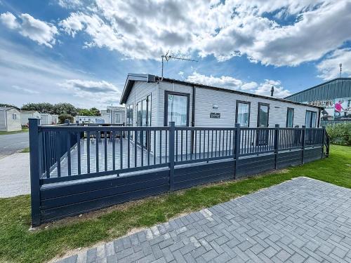 Stunning 6 Berth Lodge With Wi-Fi At Broadland Sands In Suffolk Ref 20136Bs