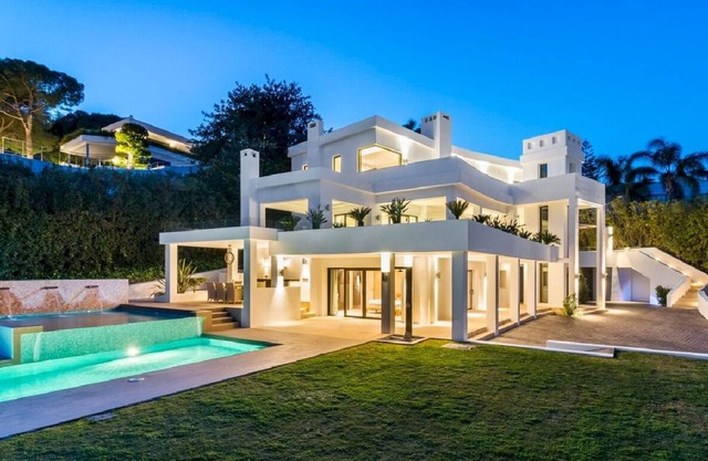 Stunning and modern 5 bedrooms villa