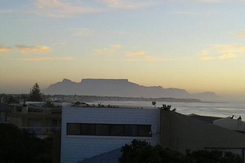 Stunning apartment with ocean views and Table Mountain