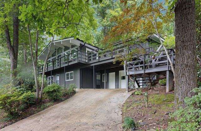 Stunning away from it all mountain view home with large relaxing deck