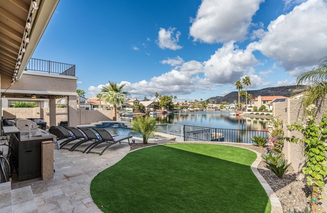 Stunning AZ Home On Lake!