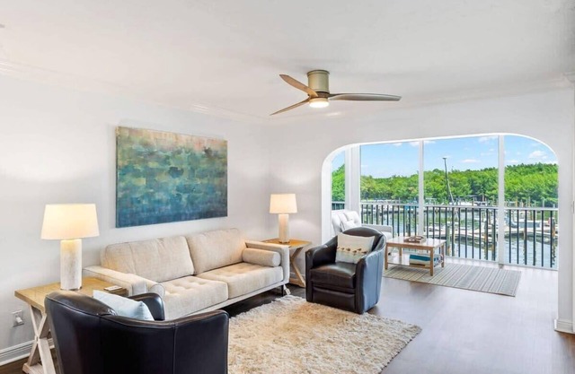 Stunning Bayside Villa w/Enclosed Lanai, Sleeps 6