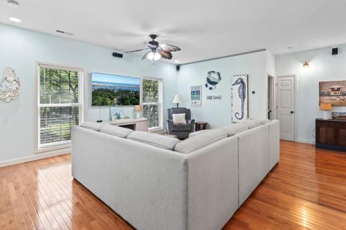 Stunning Beach Cottage! Hot Tub and Pet Friendly! Sleeps 6!