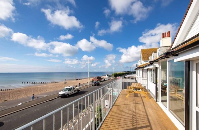 Stunning Beachfront Apt w/Balcony & Sea Views
