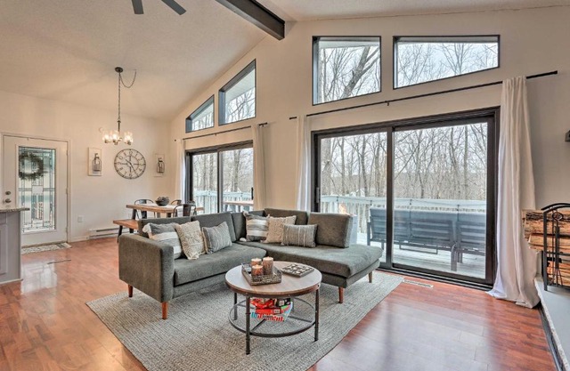 Stunning Bushkill Getaway with Deck, 8 Mi to Skiing!