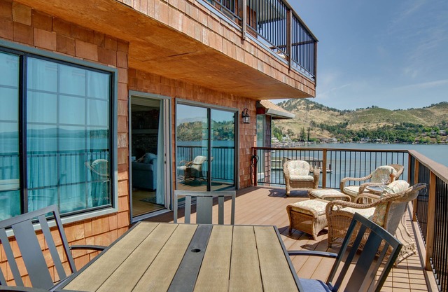 Stunning CA Getaway on the Shores of Clear Lake!