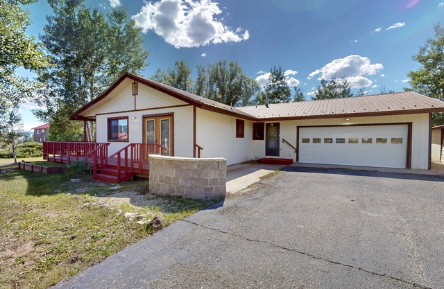 Stunning cabin w/mountain & lake views, private W/D, near outdoor activities
