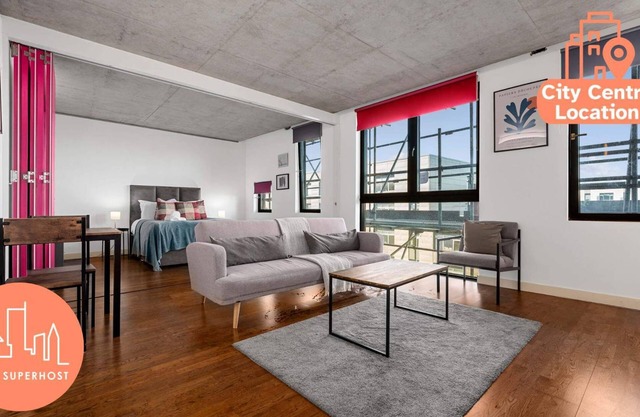 Stunning Canal Side Flat by City SuperHost