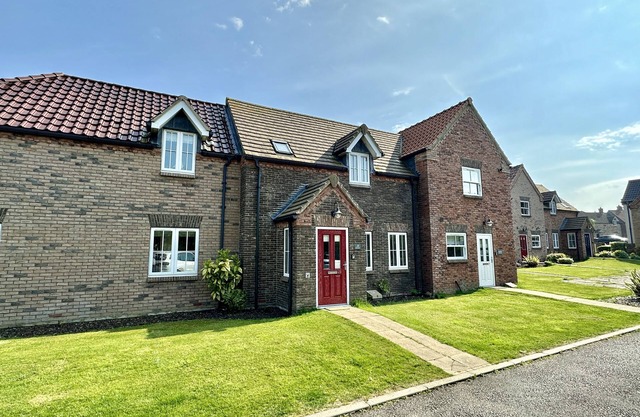 Stunning Coastal Cottage - Sleeping 4 in 2 Bedrooms - Pool and Beach Access Included.
