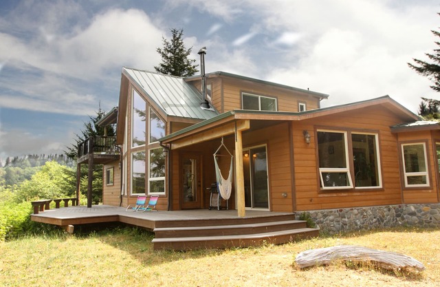 Stunning Custom Cabin in the woods; Mountain and Ocean Views!