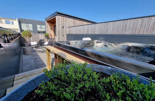 Stunning Downtown Studio: Private Rooftop Terrace & Jacuzzi!