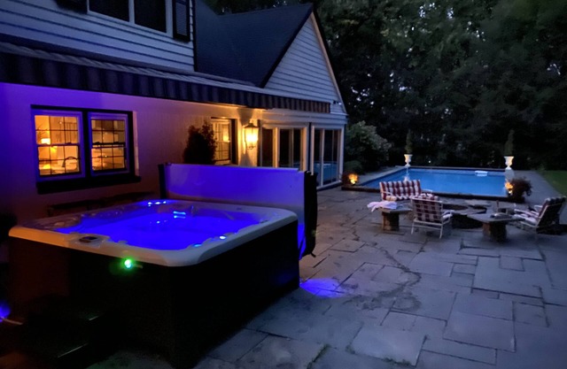 Stunning Estate w/Hot Tub- 5 minutes from Uptown Kingston