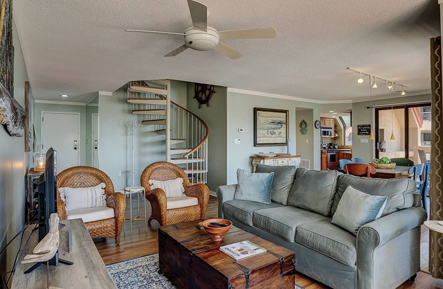 Stunning, family-friendly condo w/shared pool & breathtaking deep water views