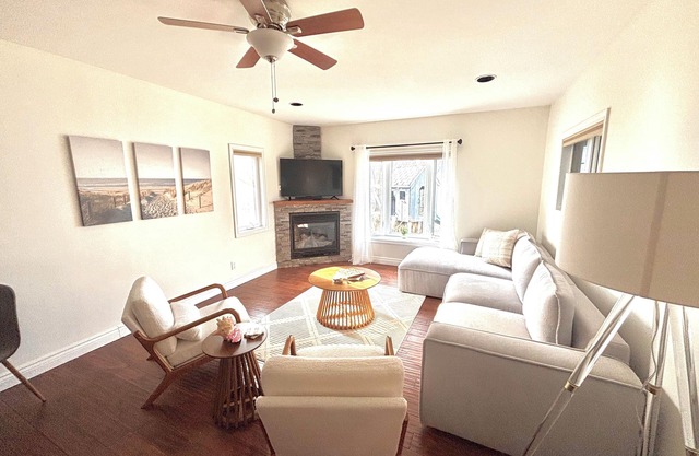 Stunning Family Friendly Lake House with Hot Tub