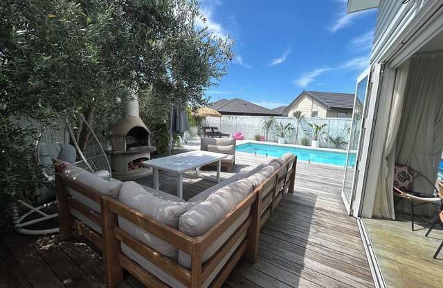 Stunning Family Home with Pool, Spa & Walk to Beach in Papamoa
