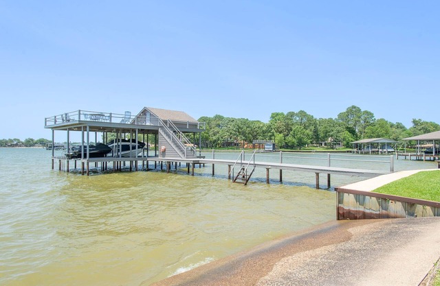 Stunning Five Bedroom Escape - Great Water!