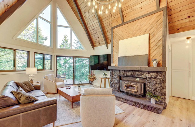 Stunning Forest Views: Luxury Lake Arrowhead Cabin