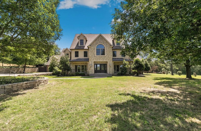 Stunning Getaway in charming Denison - Retreat Minutes from Downtown - Sleeps 10