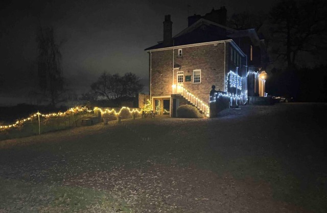 Stunning Hall Cottage Near York and Leeds