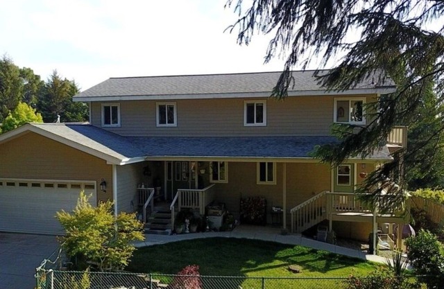 Stunning home, amazing ocean and forrest views! Pet friendly & close to beaches!