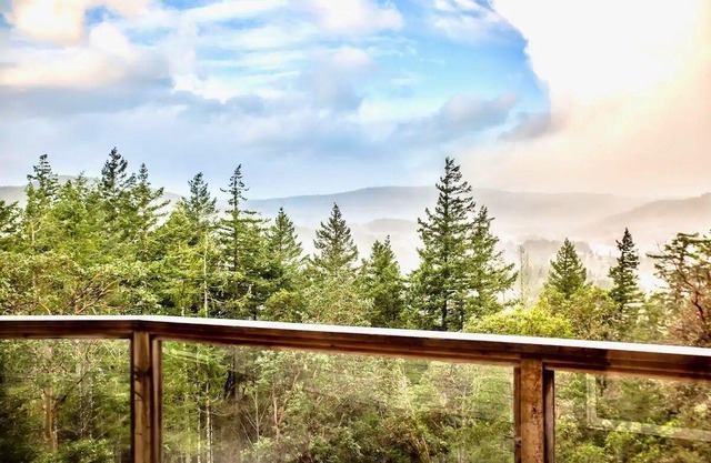 STUNNING HOME WITH AMAZING VIEWS NEAR THE CITY