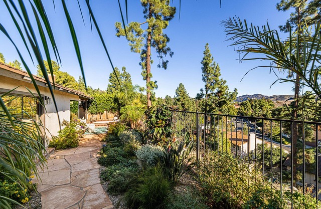Stunning hot tub Mountain views, just 30 minutes to Malibu beaches!
