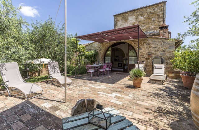 Stunning private villa with A/C, WIFI, pool, TV, veranda and panoramic view, close to San Gimign.