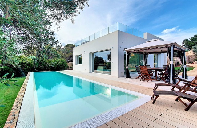 Stunning 5*-villa w/ beach access, pool & jacuzzi