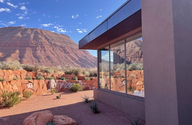 Stunning Kayenta Red Mountain Views!