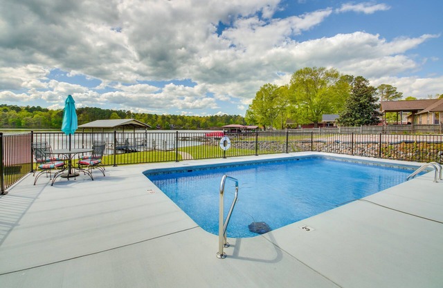 Stunning Lake Hamilton Getaway w/Hot Tub!