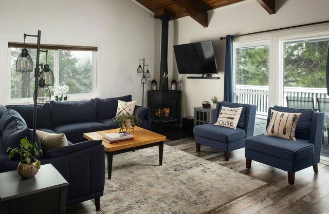 Stunning lake view home w/pool table, foosball, pvt. gas grill - minutes to lake