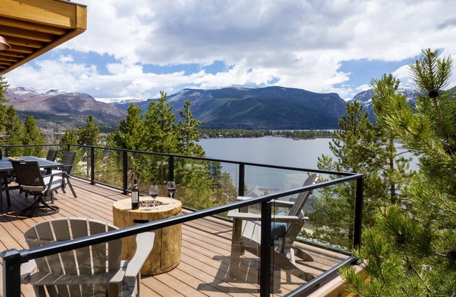 Stunning Lake Views near RMNP with Hot Tub