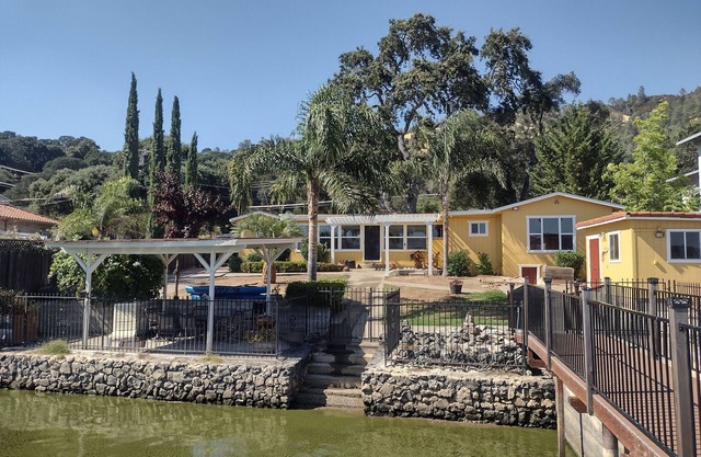 STUNNING Lakefront, Huge DOCK,2 Kayaks, Sleep 8, Prime fishing spot