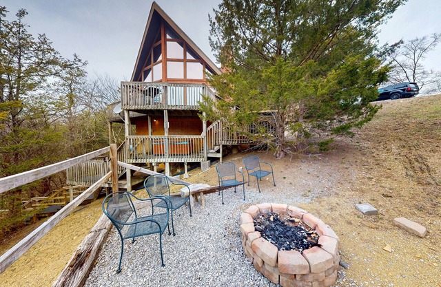 Stunning lakefront home w/dock, fire pit, pool table, & free attraction tickets