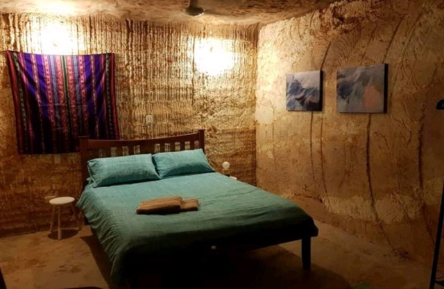 Stunning LIGHT FILLED UNDERGROUND Retreat - Earthworm House - Dugout - spacious!