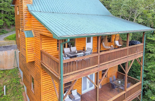 Stunning Log Cabin w/Spectacular Mtn. Views min. from Downtown Clayton, GA!