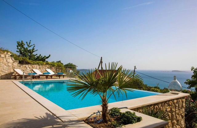 Stunning luxury 6-BR villa for 12+2, with heated pool, close to the sea