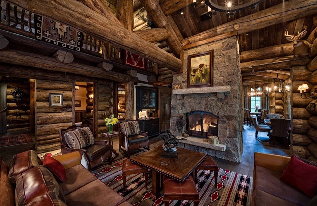 Stunning Luzury Log Home, Cinema, Hot Tub, BBQ, Game Room, Free Solaris Garage!