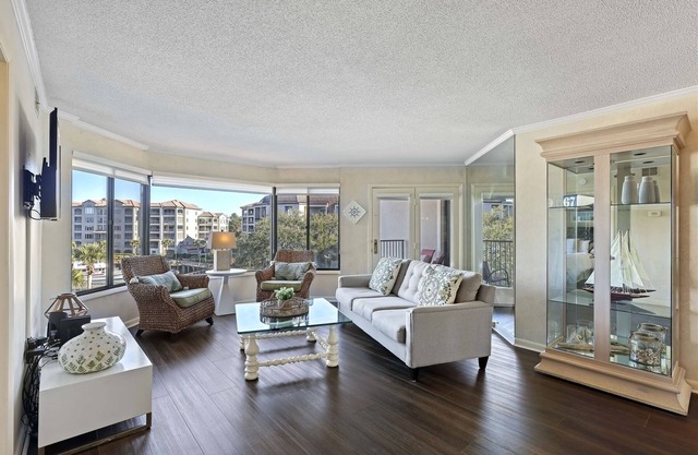 Stunning Marina Views - Steps to the Pool - Bike to the Beach!