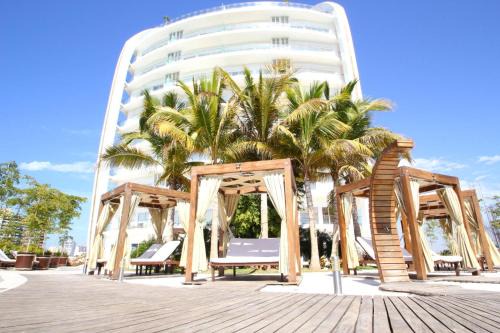Stunning Marina Condo with Pool Gym and Restaurant