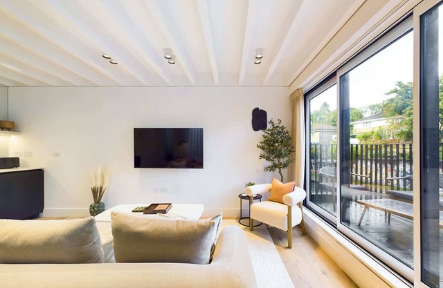 Stunning Mews House overlooking Regent's Canal