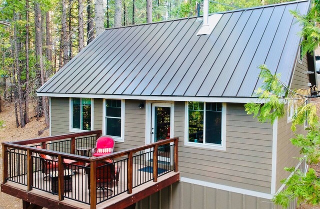 Stunning Modern Cabin. 8mi to Lassen. EV Charging, Pet Friendly!