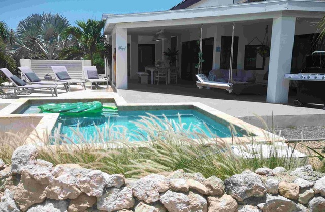 Stunning Modern Villa - 2 min drive to Palm Beach -private pool - amazing view!