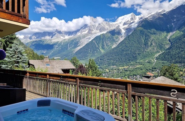 Stunning mountain-side chalet, 7-bedrooms, Pool & Spa